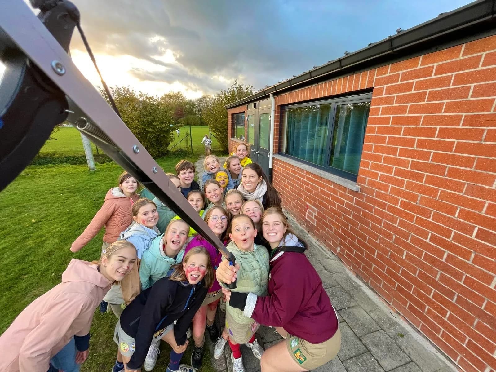 Samen op de foto bij de lokalen